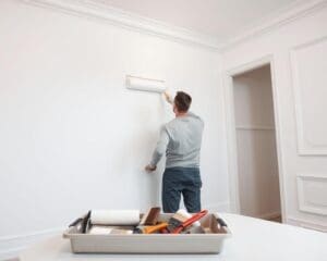 Professioneel behangen en schilderen voor een strakke afwerking