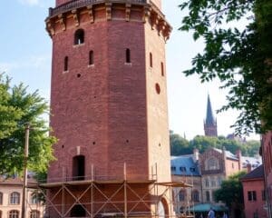 Wat zijn regels voor restauratie van oude bakstenen torens?